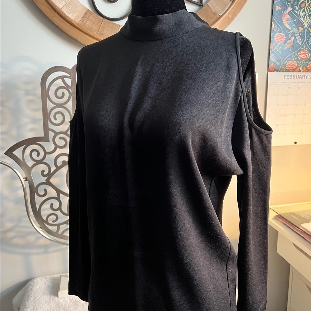 Aritzia Black Long sleeve cut out shoulders xxs